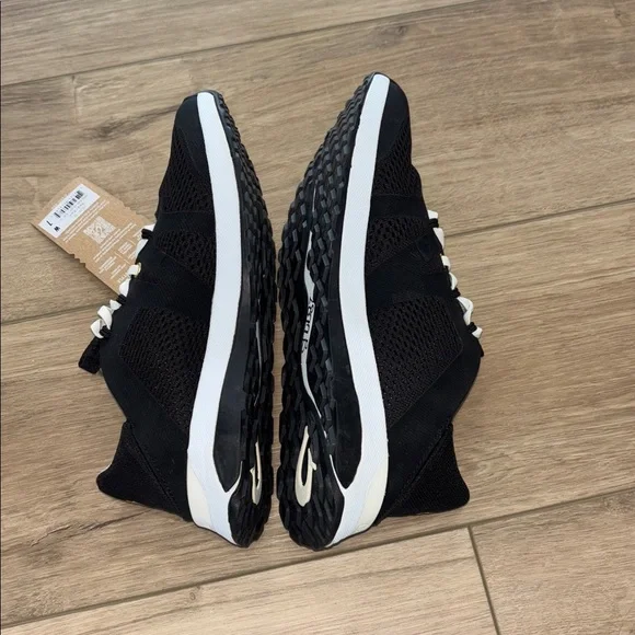 OluKai Huia black Women’s Slip-On Athletic Shoes size 7
New with tags - Picture 9 of 11